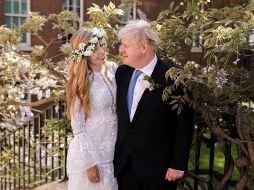 Boris Johnson y Carrie Symonds posaron en el jardín de la residencia oficial de Downing Street, tras su boda el sábado.  AP/Downing Street/R. Fulton