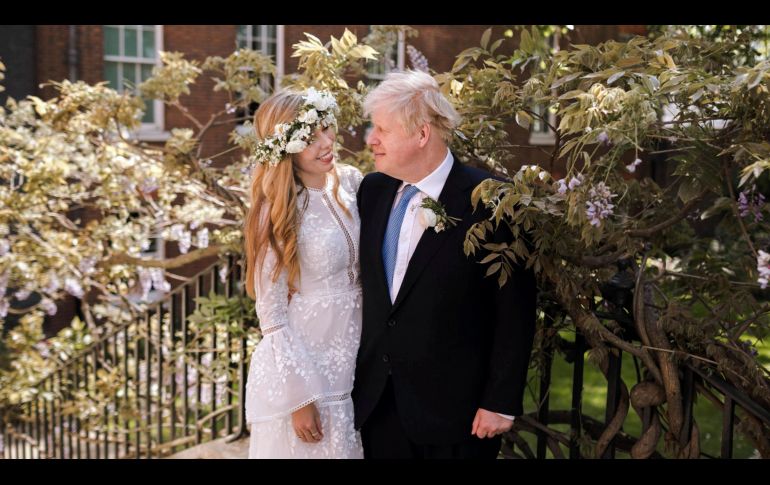 Boris Johnson y Carrie Symonds posaron en el jardín de la residencia oficial de Downing Street, tras su boda el sábado.  AP/Downing Street/R. Fulton