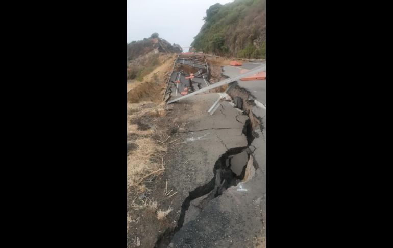 Una grieta precedió al colapso del tramo en la autopista en Michoacán. TWITTER@GN_Carreteras