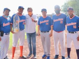 Frangie asistió a la clausura de la liga de adultos de la Unidad Deportiva Flores Magón. ESPECIAL