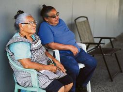 AYUDA mutua. Rosa (izquierda) se formó ayer para que su hijo sea de los primeros que vacunen en esta etapa  correspondiente al sector de la población de 50 a 59 años. GGALLO