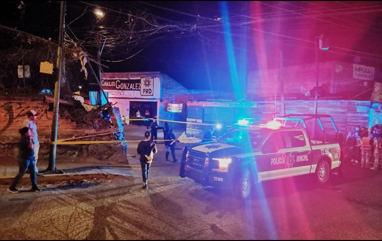El accidente ocurrió la noche de ayer domingo sobre la calle Higuera al cruce de la calle Constitución, en el centro de Tlajomulco. Especial / V. Ornelas