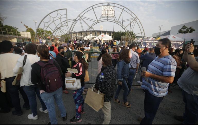 Habitantes hacen hoy fila en el Auditorio Benito Juárez. Este lunes inició la vacunación para personas de 50 a 59 años y mujeres embarazadas. EL INFORMADOR / F. Atilano