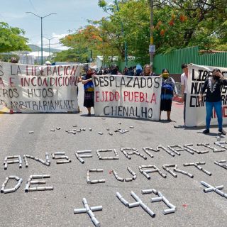 Se enfrentan policías y normalistas 