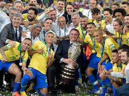 Bolsonaro, negacionista, minimizó el impacto que la Copa América podría tener en relación con la crisis sanitaria causada por el coronavirus, que en Brasil ya ha matado a más de 462 mil personas y continúa fuera de control. AFP / ARCHIVO