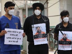 Médicos indios portaban este martes brazaletes negros demandando la detención de un popular gurú, quien afirma que el yoga puede prevenir el COVID-19. EFE / R. Gupta