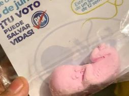 El candidato repartió las figuras dentro de un sobre con el logotipo del PAN y el lema 