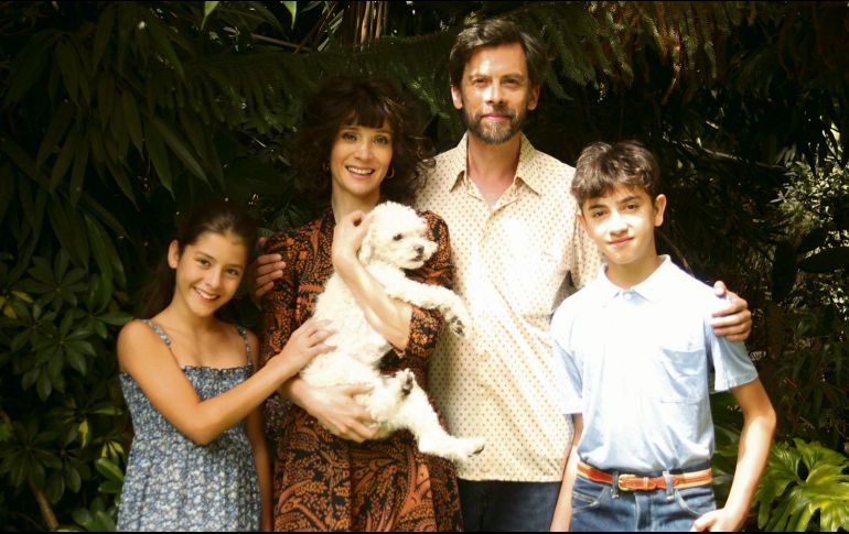 Talento. Segunda de izquierda a derecha: la actriz Daniela Ramírez, quien da vida a Isabel Allende; junto a ella el histrión Néstor Cantillana. CORTESÍA/ AMAZON PRIME