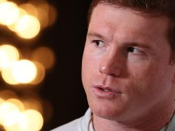 Hasta ahora, ambas partes se habían mantenido ecuánimes, pero De la Hoya realizó un comentario que hizo hervir la sangre de Álvarez. AFP / ARCHIVO