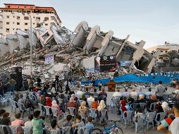 Músicos palestinos tocan entre los escombros de la Torre Hanadi, en la Ciudad de Gaza. AFP/M. Abed