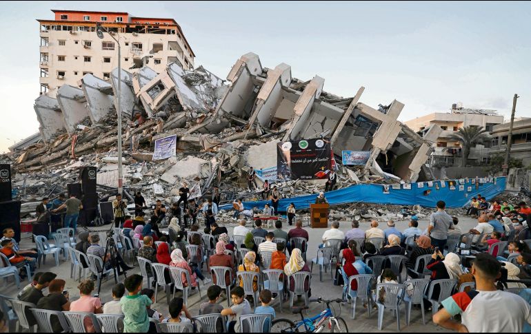 Músicos palestinos tocan entre los escombros de la Torre Hanadi, en la Ciudad de Gaza. AFP/M. Abed