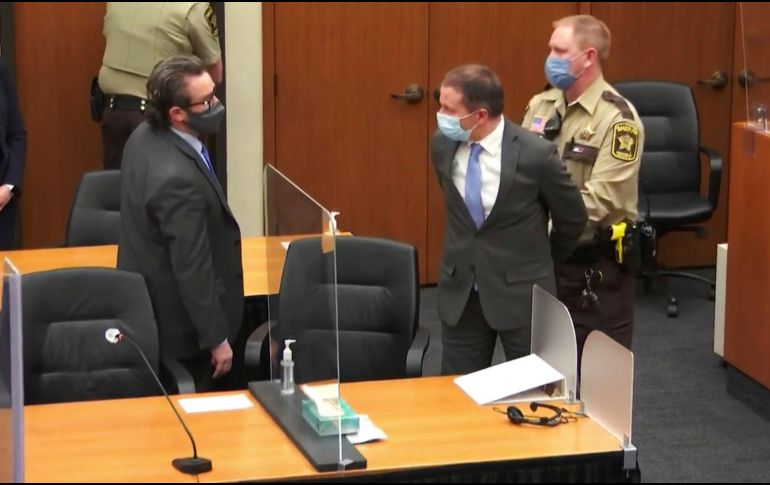 Floyd falleció el 25 de mayo de 2020 durante su detención, asfixiado por el exagente Chauvin, quien ha sido juzgado y está pendiente de recibir condena tras haber sido declarado culpable de asesinato y homicidio. AP