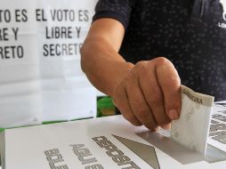 Para entrar a la casilla y ejercer tu voto, debes portar cubrebocas y seguir medidas sanitarias como usar gel antibacterial. ESPECIAL/INE