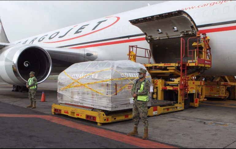 A las 9:21 horas se recibió el trigésimo noveno embarque de Pfizer-BioNTech con 585 mil dosis. TWITTER / @SRE_mx