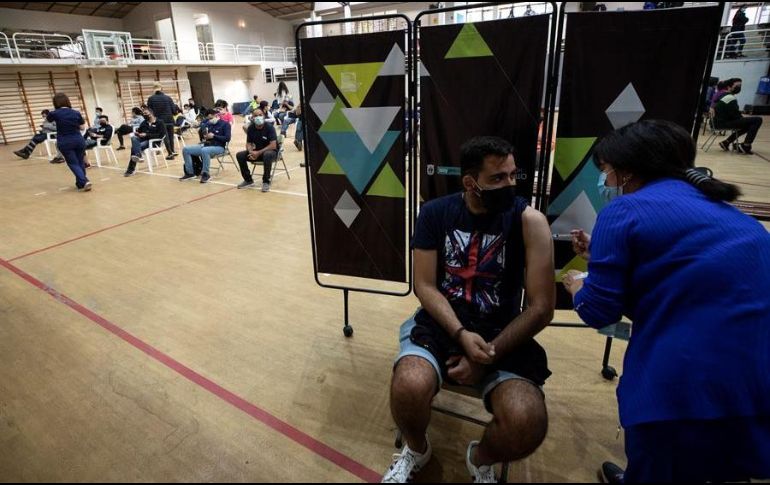 Chile, cuya meta es inmunizar a 15 de los 19 millones de habitantes, ha vacunado con ambas dosis al 53% de su población y a un 72% con una dosis. EFE/A. Valdés