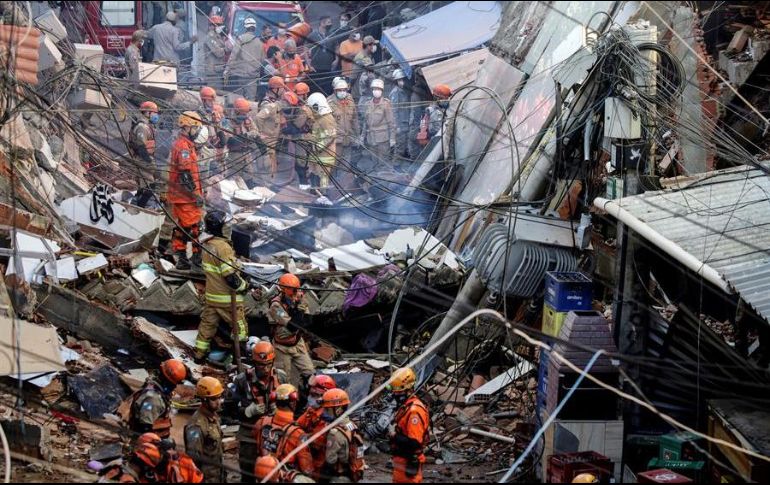 Tres personas fueron rescatadas y al menos otras tres siguen bajo los escombros de un edificio residencial de cuatro pisos que se derrumbó este jueves. EFE/A. Lacerda