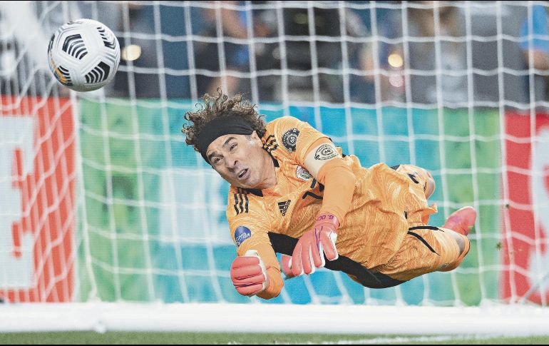 El arquero Guillermo Ochoa detuvó el disparo de Allan Cruz para darle a México el pase a la final del torneo. IMAGO7