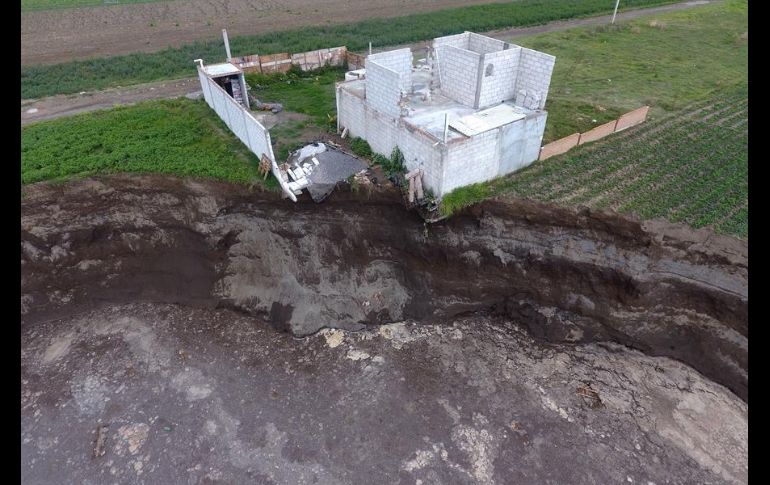 El socavón inició con un diámetro de cinco metros, y el jueves ya tenía más de 80 por 29 de profundidad, y sigue creciendo. EFE/H. Ríos