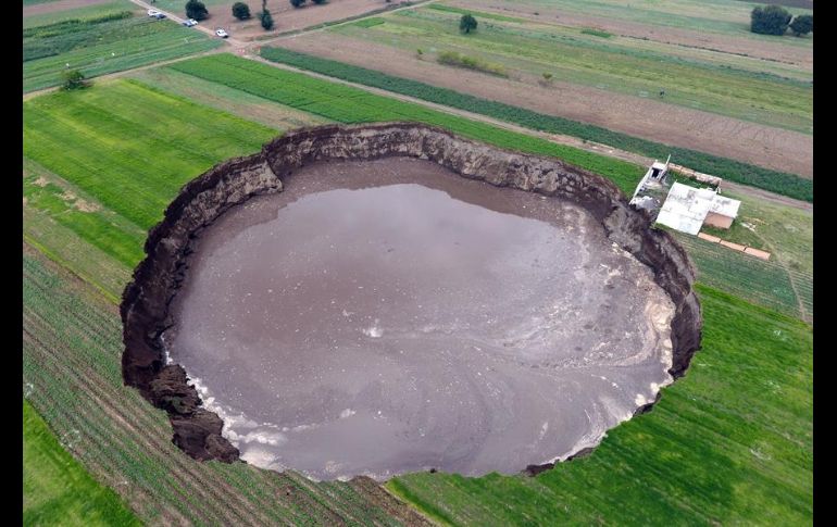 El socavón inició con un diámetro de cinco metros, y el jueves ya tenía más de 80 por 29 de profundidad, y sigue creciendo. EFE/H. Ríos