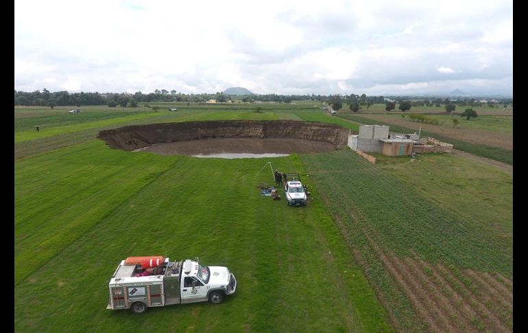 El socavón inició con un diámetro de cinco metros, y el jueves ya tenía más de 80 por 29 de profundidad, y sigue creciendo. EFE/H. Ríos