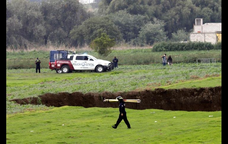 El socavón inició con un diámetro de cinco metros, y el jueves ya tenía más de 80 por 29 de profundidad, y sigue creciendo. EFE/H. Ríos