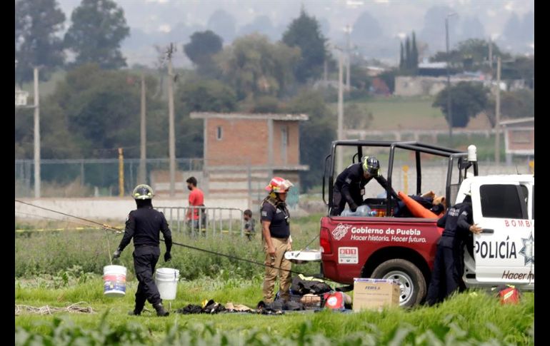 El socavón inició con un diámetro de cinco metros, y el jueves ya tenía más de 80 por 29 de profundidad, y sigue creciendo. EFE/H. Ríos