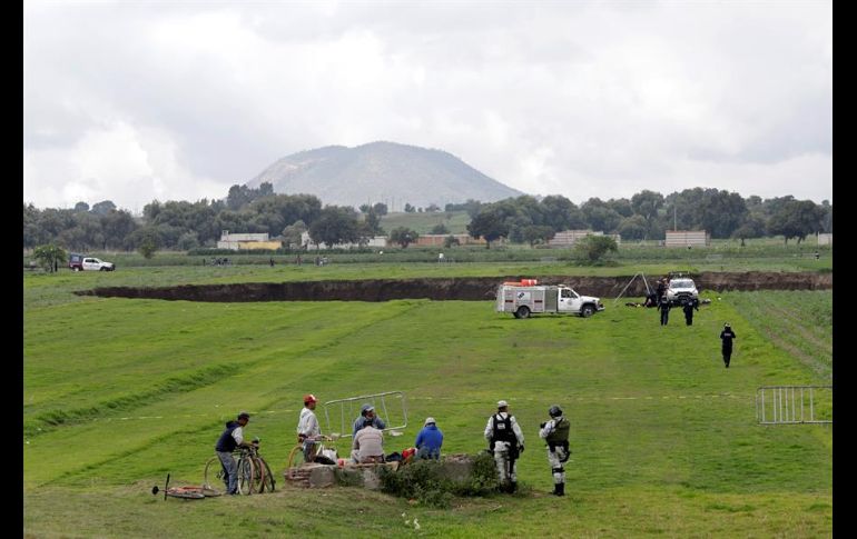 El socavón inició con un diámetro de cinco metros, y el jueves ya tenía más de 80 por 29 de profundidad, y sigue creciendo. EFE/H. Ríos