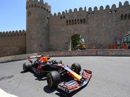 En una accidentada calificación para el GP de Azerbaiyán, al piloto mexicano Sergio ''Checo'' Pérez no le quedó de otra y tendrá que partir desde el sexto puesto en la parrilla de salida de este domingo. AFP / O. Kose