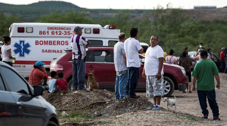 La mina que colapsó el viernes a las 12:50 horas, según datos preliminares, tiene 800 metros de largo y 100 de profundidad, aproximadamente. EFE / M. Sierra