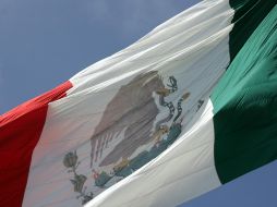 Un video de la graduación en la Secundaria Asheboro, captado el jueves, muestra al estudiante no identificado portando la bandera encima de su toga, sobre sus hombros y su espalda, mientras se dirige al escenario. NTX / ARCHIVO