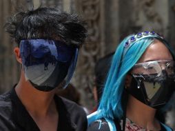 Una pareja camina protegida con caretas por las principales calles de la Ciudad de México este sábado. EFE/M. Guzmán
