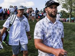 Jon Rahm (d) debió abandonar el torneo inmediatamente tras dar positivo a coronavirus. EFE/T. Maury