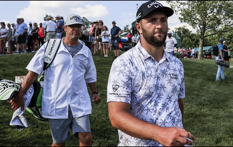 Jon Rahm (d) debió abandonar el torneo inmediatamente tras dar positivo a coronavirus. EFE/T. Maury