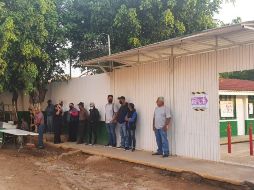 Ubicada en la Escuela Primaria Urbana 1055, la casilla quedó abierta formalmente a las 08:45 horas, pero el enojo no cesó y aunque la gente ya pudo emitir su voto, lo hicieron con reclamos. EL INFORMADOR / J. Robles