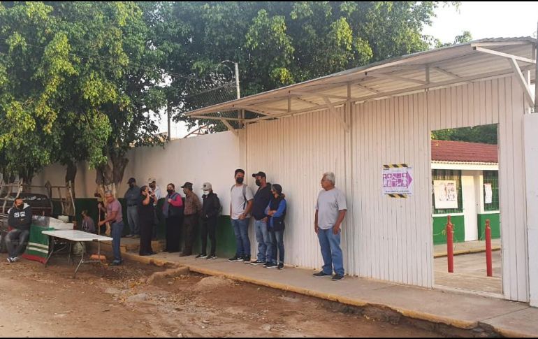Ubicada en la Escuela Primaria Urbana 1055, la casilla quedó abierta formalmente a las 08:45 horas, pero el enojo no cesó y aunque la gente ya pudo emitir su voto, lo hicieron con reclamos. EL INFORMADOR / J. Robles