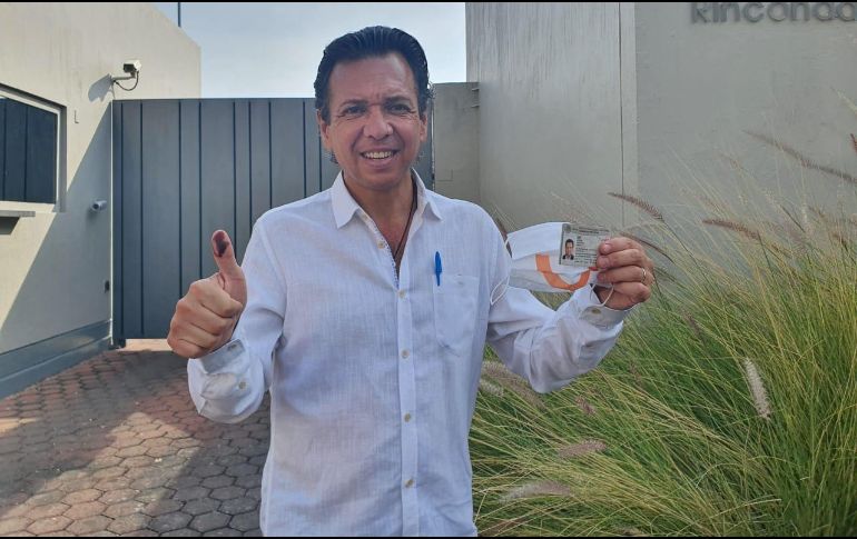 PABLO LEMUS. El candidato acudió a votar en la casilla ubicada en el Estadio 3 de Marzo, y posteriormente, acompañó a sus hijas, y a su esposa, a votar a la casilla instalada en el colegio Liceo del Valle. EL INFORMADOR / I. Martínez