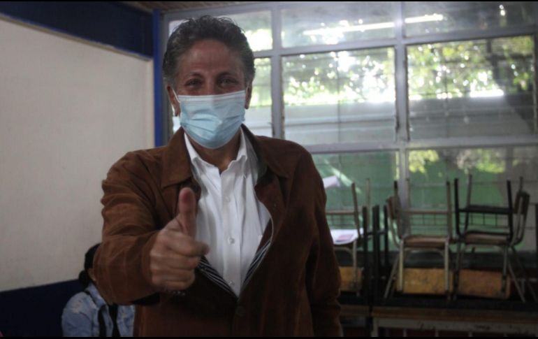 Alrededor de las 10:00 horas, el candidato por MC a la alcaldía de Zapopan, Juan José Frangie, emitió su voto en la colonia San Juan de Ocotán, en la sección 3119 del Distrito 10 electoral. EL INFORMADOR / A. Camacho