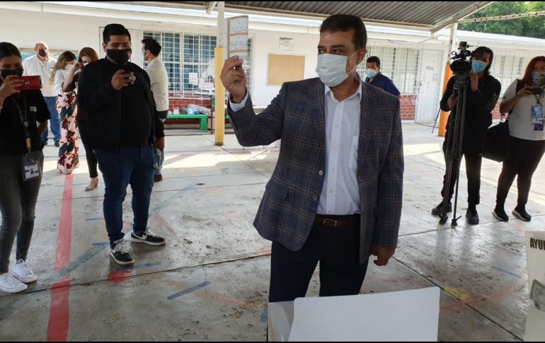 CARLOS LOMELÍ. El candidato emitió su voto, mientras se quejó de que no le prestaron espacios para festejar. EL INFORMADOR