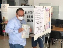 El candidato acudió a emitir su voto en la casilla ubicada en avenida Patria 2152. EL INFORMADOR / R. Rivas