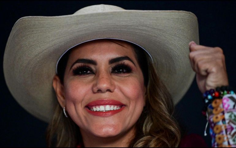 Sin embargo, Evelyn Salado Pineda no especifica el porcentaje de su ventaja. Estuvo acompañada de su padre, Félix Salgado Macedonio. AFP / P. Pardo