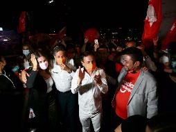 Los candidatos de MC, Juan José Frangie (Zapopan) y Pablo Lemus Navarro (Guadalajara), asistieron a la Glorieta La Minerva a festejar la ventaja previa a los resultados oficiales. EL INFORMADOR/A. Camacho