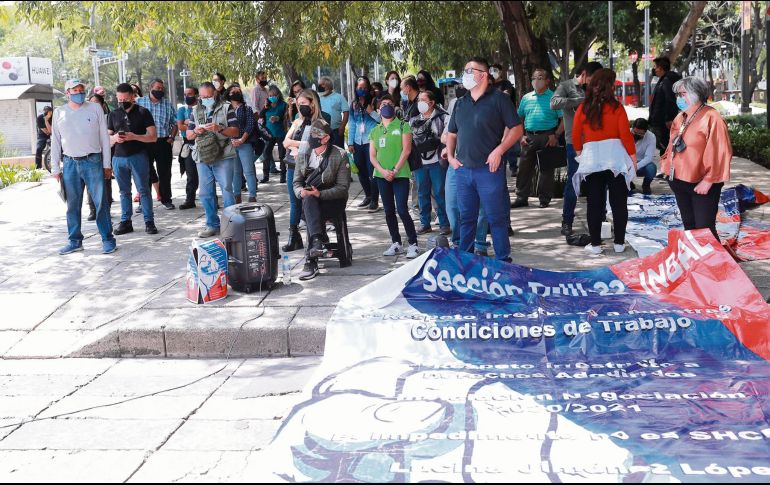 PARO. Empleados de la INBAL se manifestaron sobre la Avenida Reforma, en Ciudad de México. EFE