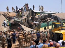 Detallan que el Millat Express se descarriló y poco después el Sir Syed Express chocó con él. AP