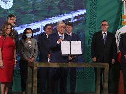En la firma estuvieron presentes los embajadores de Canadá y Francia en México, los directivos y representantes legales de las empresas y el canciller Marcelo Ebrard. SUN / C. Mejía