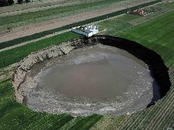 Los vecinos continúan expectantes y mirando de cerca hasta qué punto puede seguir creciendo este tremendo socavón. SUN / ARCHIVO
