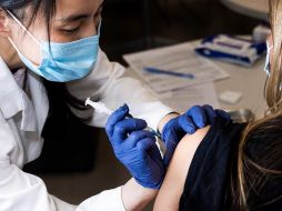 La tasa de infección por COVID-19 ha caído en picada en Estados Unidos debido a sus campañas de vacunación. EFE/ARCHIVO