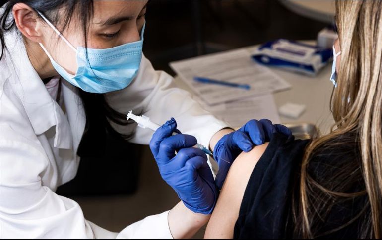 La tasa de infección por COVID-19 ha caído en picada en Estados Unidos debido a sus campañas de vacunación. EFE/ARCHIVO