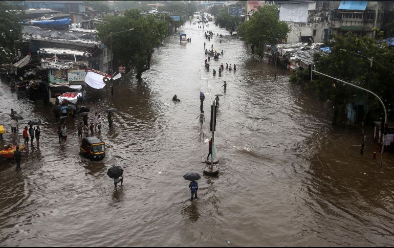 Los derrumbes de edificios mal construidos son frecuentes durante la temporada del monzón. EFE/D. Solanki