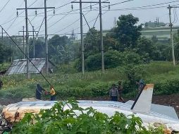 La aeronave, un Beechraft 1900 con capacidad para 19 pasajeros, quedó partida en varias partes tras chocar con el suelo. AP/Ministerio Birmano de Información