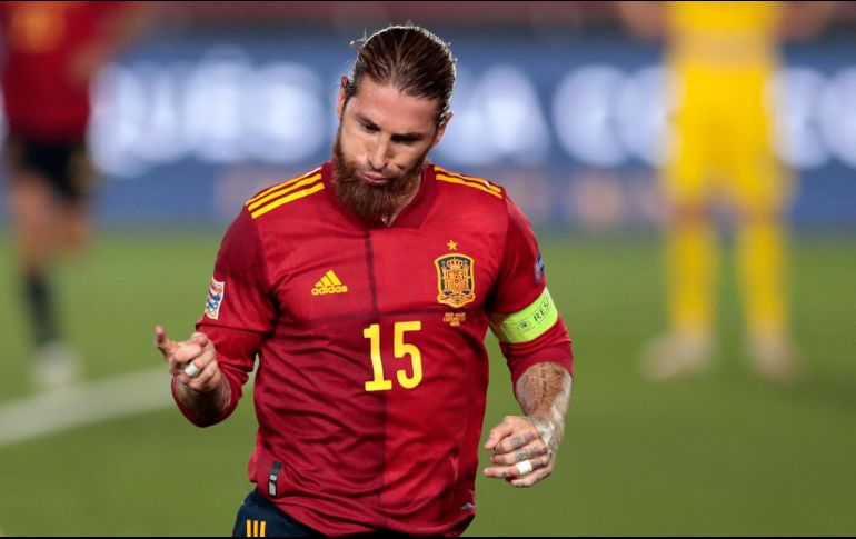 Sergio Ramos se quedó fuera de la convocatoria de España. AP